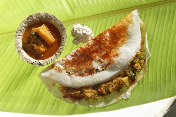 South Indian fast food Mysore Masala Dosa recheado com batata Masala, Chutney e Sambhar . — Fotografia de Stock