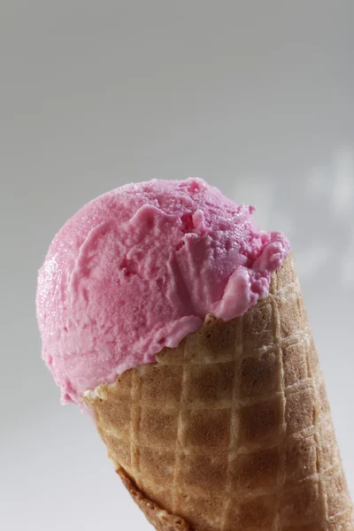 Primer plano de Scoop de delicioso helado fresco real en sabor a fresa . — Foto de Stock