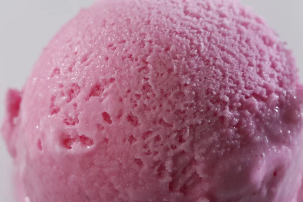 Primer plano de Scoop de delicioso helado fresco real en sabor a fresa . — Foto de Stock