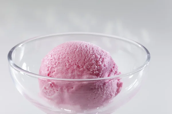 Primer plano de Scoop de delicioso helado fresco real en sabor a fresa . — Foto de Stock