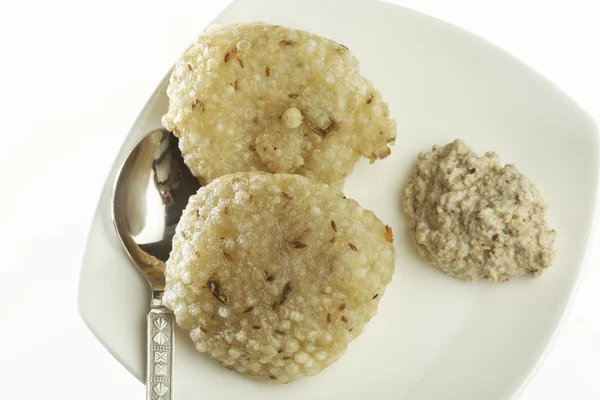 Rychle, indické jídlo hluboké smažené sága sabudana vada s chutney. — Stock fotografie