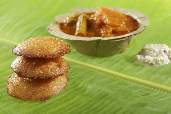 南印度快餐懒散地炒椰子酸辣酱和水鹿在翠绿的芭蕉叶上. 图库图片