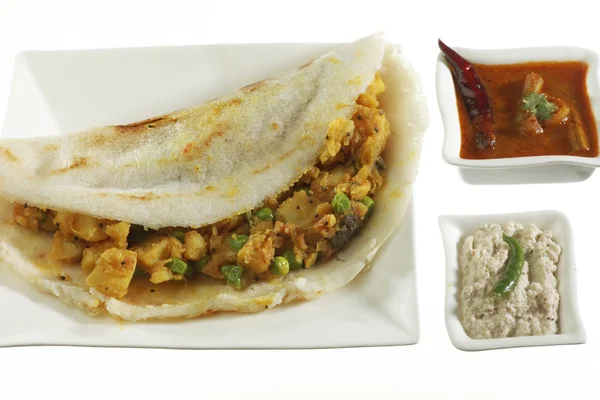 南印度快餐 Masala Dosa 塞与土豆咖喱，酸辣酱和桑巴尔. 图库图片