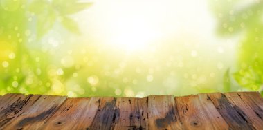 Bokeh 'le güzel doğa manzarasında eski, ahşap bir masa..