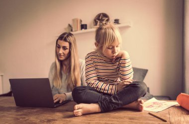 Anne, çocukla evden çalışıyor. Coronavirüs salgını sırasında karantina ve kapalı okul. Çocuklar gürültü yapıyor ve işyerindeki kadınları rahatsız ediyor. Evde eğitim ve serbest meslek. Kız korkuyor..