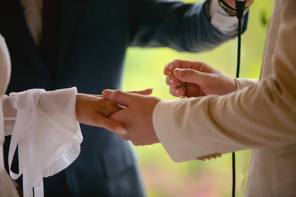 Groom Holding Wedding Ring Put Bride Finger While Making Wedding — Stock Photo, Image
