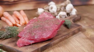 Baharatlı taze çiğ biftek.