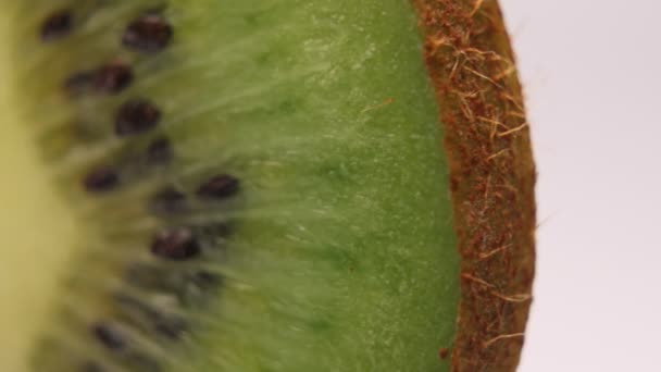 Kiwi dipotong setengah dekat — Stok Video