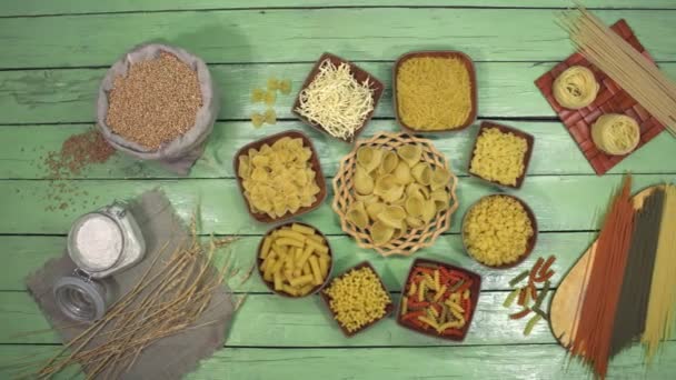 Diverse pasta 's worden op tafel gelegd — Stockvideo