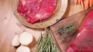 Pişirmeden önce güzel çiğ sığır eti manzarası