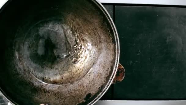 Eetbare olie in een ketel om te koken — Stockvideo