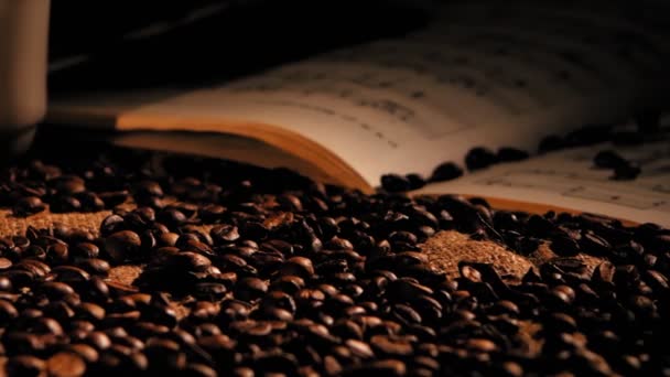 Coffee beans scattered on the table — Stock Video