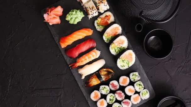 Serverat bord med japansk sushi — Stockvideo