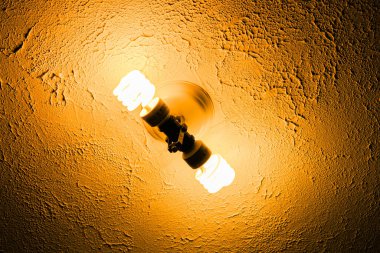 Ampulün sıcaklığı gölgeleri tavana fırlatıyor.. 