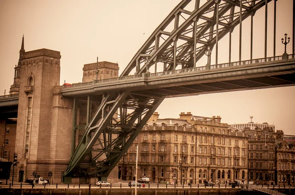 Vintage mira Tyne Bridge en Newcastle — Foto de Stock