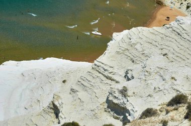 Scala dei Turchi, Realmonte, Sicilya, İtalya 'daki eşsiz beyaz marl kaya oluşumlarına ve turkuaz denizlere bakıyorum..