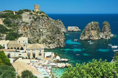 Tonnara di Scopello ve Faraglioni kayalıklarının yanındaki sahilde yüzücüler ve turistler, Castellammare del Golfo, Sicilya, İtalya, Avrupa.