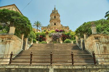 Modica, Sicilya, İtalya ve Avrupa 'da büyük taş merdivenleri ve çiçek açan San Giorgio Katedrali.