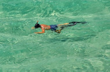 Scala dei Turchi, Realmonte, Sicilya, İtalya, Avrupa kıyıları yakınlarındaki açık turkuaz Akdeniz 'de şnorkelle yüzen kişi.