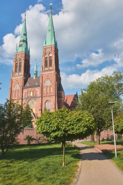 Padualı Aziz Anthony Bazilikası park yolundan Rybnik, Silezya Voyvoda, Polonya.