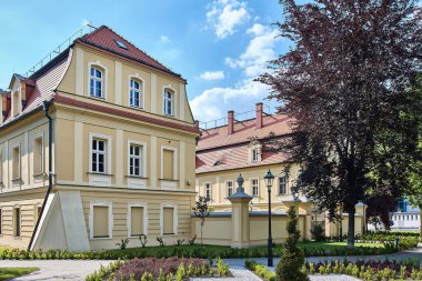 Bahçeler, Rybnik, Silezya Voyvoda, Polonya ve Avrupa ile çevrili tarihi Juliusz kompleksinin sarı cephelerinin ve kırmızı kiremitli çatılarının manzarası.