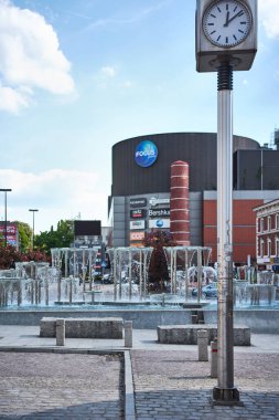 Analog sokak saati ve şehir merkezinde bulunan Focus Park alışveriş merkezi, Rybnik, Silesia, Polonya, Avrupa.