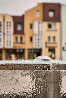 Market Meydanı, Rybnik, Silezya Voyvoda, Polonya ve Avrupa 'da renkli konak evleri olan modern cam çeşme yapısının üzerinden akan suya yakın..