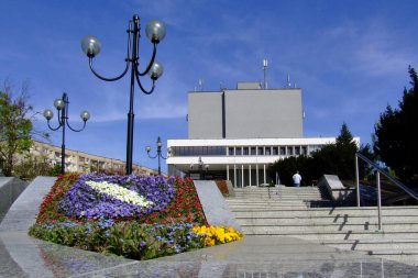 Teatr Ziemi Rybnickiej tiyatro binası ve dekoratif çiçek yatağı Plac Teatralny, Rybnik, Silesian Voyvoda, Polonya.