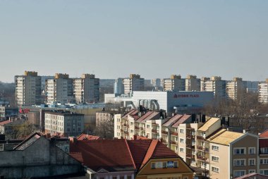 Rybnik Plaza alışveriş merkezi ve yüksek katlı apartman blokları, Rybnik, Silezya Voyvodalığı, Polonya, Avrupa.