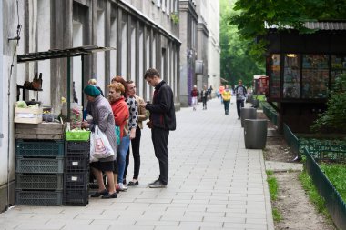 İnsanlar küçük bir açık hava meyve ve sebze tezgahında şehir kaldırımında, Krakow, Küçük Polonya, Polonya, Avrupa