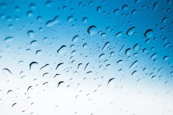 Cam pencere üstünde su damlaları