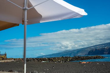 Puerto de la Cruz plajı, Tenerife, Kanarya Adaları. Güneşli bir günde İspanya