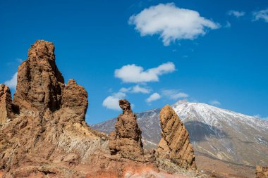 Tenerife 'deki dağlar karla kaplı Teide volkanı ile 