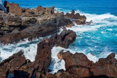 Tenerife, Kanarya Adaları 'ndaki volkanik kayalar ve deniz. İspanya