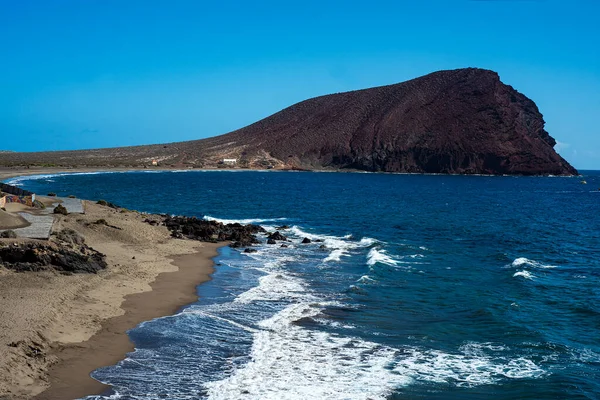 Spiaggia Medano Con Montagna Rossa Sullo Sfondo Tenerife Isole Canarie — Foto Stock