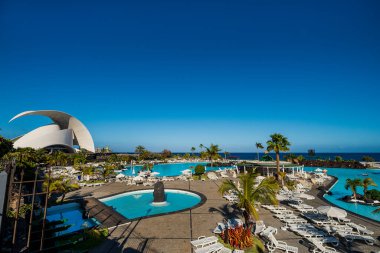 Santa Cruz de Tenerife 'de güneşli bir öğleden sonra Santa Cruz de Tenerife, Kanarya Adaları' nda deniz kenarında yüzme havuzları var. İspanya