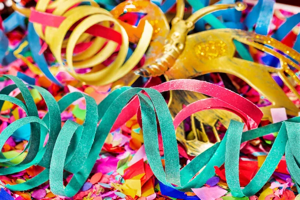 Streamers Multicolores Primer Plano Confeti Multicolor Con Máscara Carnaval — Foto de Stock