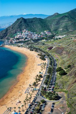 Las Teresitas plajı, arka planında karlı Teide volkanı olan, Santa Cruz. Tenerife. Kanarya Adaları. İspanya.