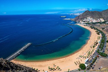 Las Teresitas plajı, arka planında karlı Teide volkanı olan, Santa Cruz. Tenerife. Kanarya Adaları. İspanya