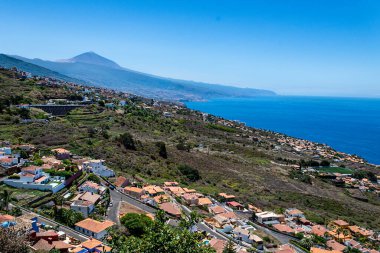 Arka planda Teide volkanı olan Tenerife 'nin kuzeyinin panoramik manzarası. Kanarya Adaları. İspanya
