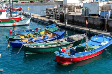 Arkasında Teide Dağı olan balıkçı tekneleri olan Las Galletas limanı. Tenerife 'de. Kanarya Adaları. İspanya