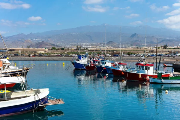 Puerto Las Galletas Con Botes Pesqueros Con Montaña Del Teide —  Fotos de Stock