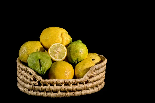 Лимони в кошику — стокове фото