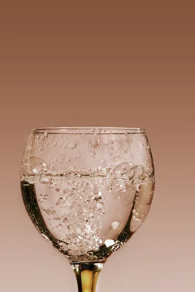 Água com bolhas em um copo — Fotografia de Stock