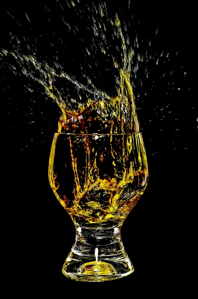Gelo salpicando em um copo em amarelo 1 — Fotografia de Stock