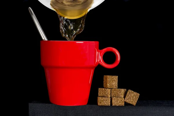 빨간 컵을 채우고 커피 포트 — 스톡 사진