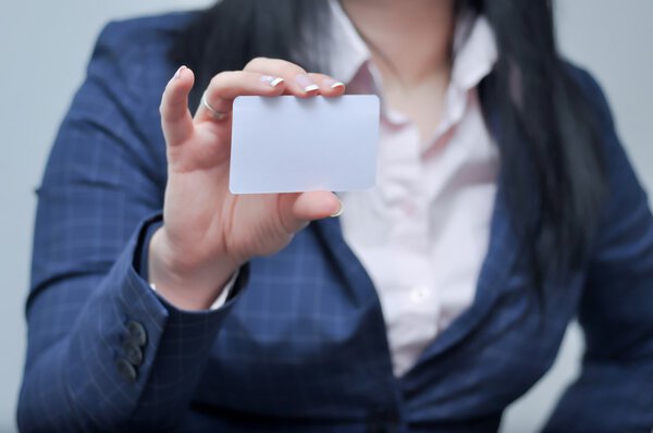 женщина с белой карточкой бизнеса
