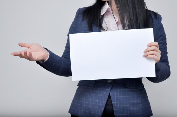 женщина держит знак делового общения
