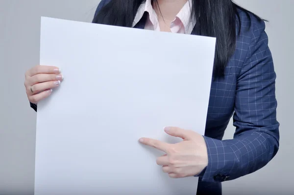 Beyaz işareti tutan kadın