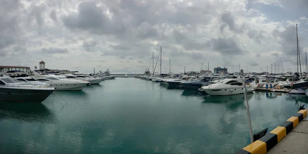  Bulutlu bir günde Soçi limanı